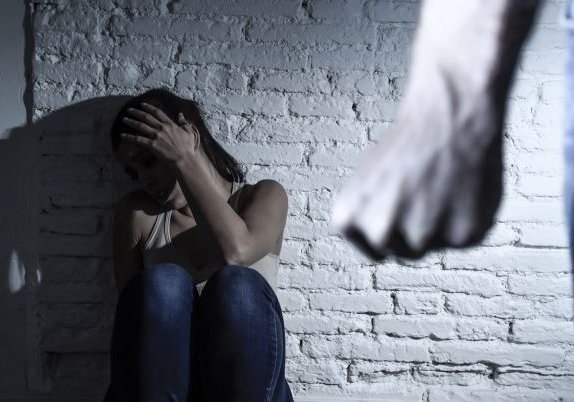 Συνιστώσες που επηρεάζουν την ενδοοικογενειακή βία
